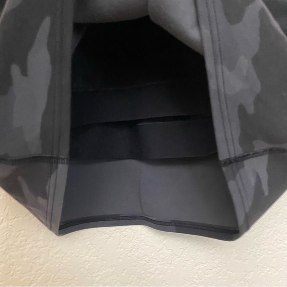 Athleta Camouflage Conscious Crop Top Size M - Picture 5 of 8